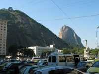 Voir l'image Bra04170-Rio_pain_sucre---LD--IMG_5604.JPG : Le parking du téléphérique et le Pão de Açúgar au fond
