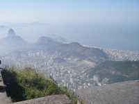 Voir l'image Bra05070-rio_le_corcovado-GM--IMGP0895.JPG : La ville et ses montagnes avec le Pain de Sucre au fond à gauche<br>