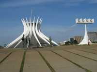 Voir l'image Bra11210-Brasilia---------LD--IMG_6938.JPG : Cathédrale de Brasília et les quatre évangélistes