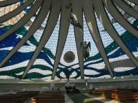 Voir l'image Bra11240-Brasilia---------LD--IMG_6947.JPG : Cathédrale de Brasília et les quatre évangélistes