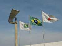 Voir l'image Bra11700-Brasilia---------LD--IMG_7049.JPG : La statue de Juscelino Kubitschek et les drapeaux de la ville