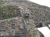 Voir l'image 01_03_00070.Mexico_teotihuacan.IMG_0821.JPG : Temple de Quetzalcoatl