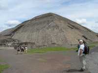 Voir l'image 01_03_00120.Mexico_teotihuacan.IMG_0842.JPG : Pyramide du soleil