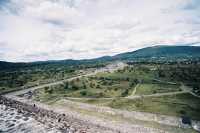 Voir l'image 01_03_00200.Mexico_teotihuacan.F1060024.JPG : Avenue des morts et pyramide de la lune