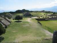 Voir l'image 04_02_00030.Oaxaca_Monte-Alban.IMG_1369.JPG : Gran Plaza