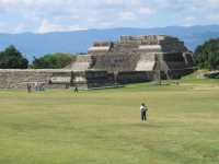 Voir l'image 04_02_00080.Oaxaca_Monte-Alban.IMG_1269.JPG : Le système IV