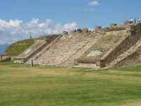 Voir l'image 04_02_00120.Oaxaca_Monte-Alban.IMG_1278.JPG : Escalier de la plate forme nord