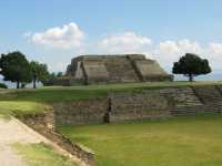 Voir l'image 04_02_00330.Oaxaca_Monte-Alban.IMG_1360.JPG : Monticule III