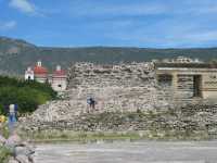 Voir l'image 04_03_00230.Oaxaca_Mitla.IMG_1492.JPG : le Grupo de la Iglesia (au fond)