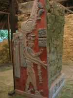 Voir l'image 08_02_00320.Palenque_Palenque.IMG_1937.JPG : sculpture peinte de temple XXI (repro l'original est au musée)