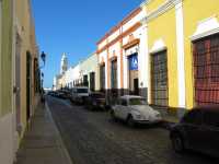 Voir l'image 09_01_00010.Campeche_Ville.IMG_2107.JPG : La calle 55 donnant directement sur le Zocalo et, plus loin, sur le mer