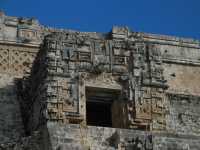 Voir l'image 10_01_00120.Uxmal_Uxmal.IMG_2266.JPG : La pyramide du devin, l'entrée en forme de Chac