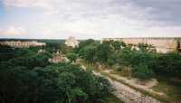 Voir l'image 10_01_00210.Uxmal_Uxmal.F1000024.JPG : Le quadrilatère des Nonnes ; La pyramide du devin ; le palais du Gouverneur