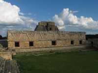 Voir l'image 10_01_00220.Uxmal_Uxmal.IMG_2302.JPG : Le quadrilatère des Nonnes (coté Est)