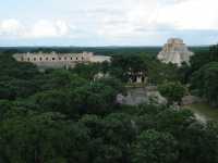 Voir l'image 10_01_00460.Uxmal_Uxmal.IMG_2348.JPG : Le quadrilatère des Nonnes ; La pyramide du devin ; devant : la maison des tortues 