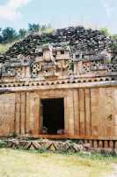 Voir l'image 10_02_00030.Uxmal_Labna.F1030020.JPG : Le palais principal : Chac au dessus de la porte