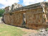 Voir l'image 10_02_00130.Uxmal_Labna.IMG_2435.JPG : batiment en continuité de l'arche