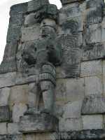 Voir l'image 10_04_00120.Uxmal_Kabah.IMG_2545.JPG : Représentation de guerrier sur le Codz Poop