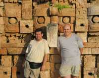 Voir l'image 10_04_00200.Uxmal_Kabah.test.JPG : C'est nous devant Chac