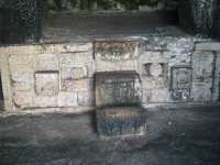 Voir l'image 10_04_00230.Uxmal_Kabah.IMG_2571.JPG : A l'intérieur du Codz Poop : escalier en forme de Chac