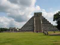 Voir l'image 11_02_00020.Chichen-Itza_Chichen-Itza.IMG_2580.JPG : El Castillo et au fond, le Temple des Guerriers