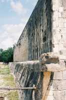 Voir l'image 11_02_00130.Chichen-Itza_Chichen-Itza.F1040012.JPG : Le jeu de balle (noter la hauteur du but)