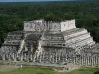 Voir l'image 11_02_00270.Chichen-Itza_Chichen-Itza.IMG_2745.JPG : Le Temple des Guerriers