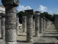 Voir l'image 11_02_00390.Chichen-Itza_Chichen-Itza.IMG_2692.JPG : Le temple des Guerriers : les colonnes (plus de 1 000)