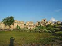 Voir l'image 12_02_00040.Cancun_Tulum.IMG_2814.JPG : Le site, El castillo (au fond)